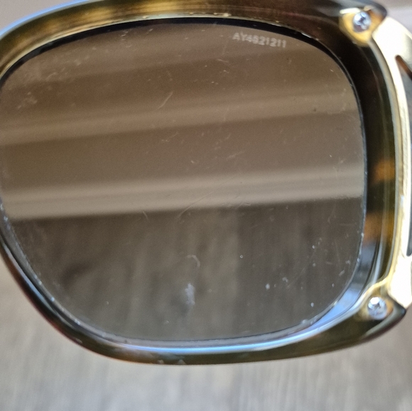 Burberry sunglasses with box and pamphlet. Brown with gold hardware - Picture 15 of 16